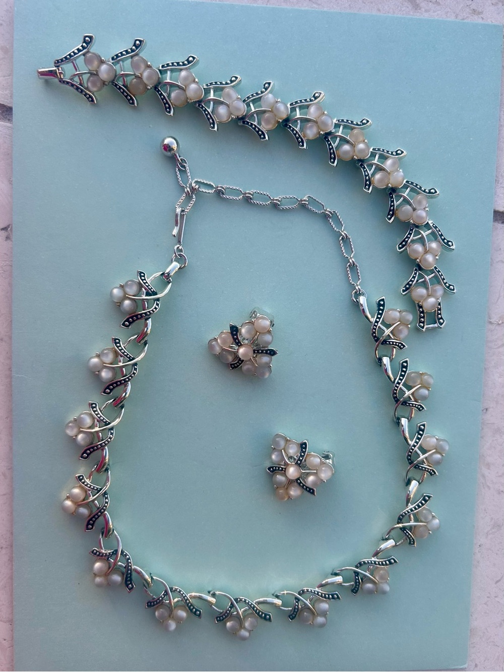 Beautiful KRAMER Faux Pearl & Silver-tone Necklace Bracelet & Earrings Set - Picture 2 of 11